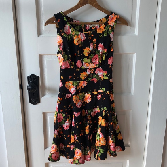 Dresses & Skirts - Floral fit and flare dress
